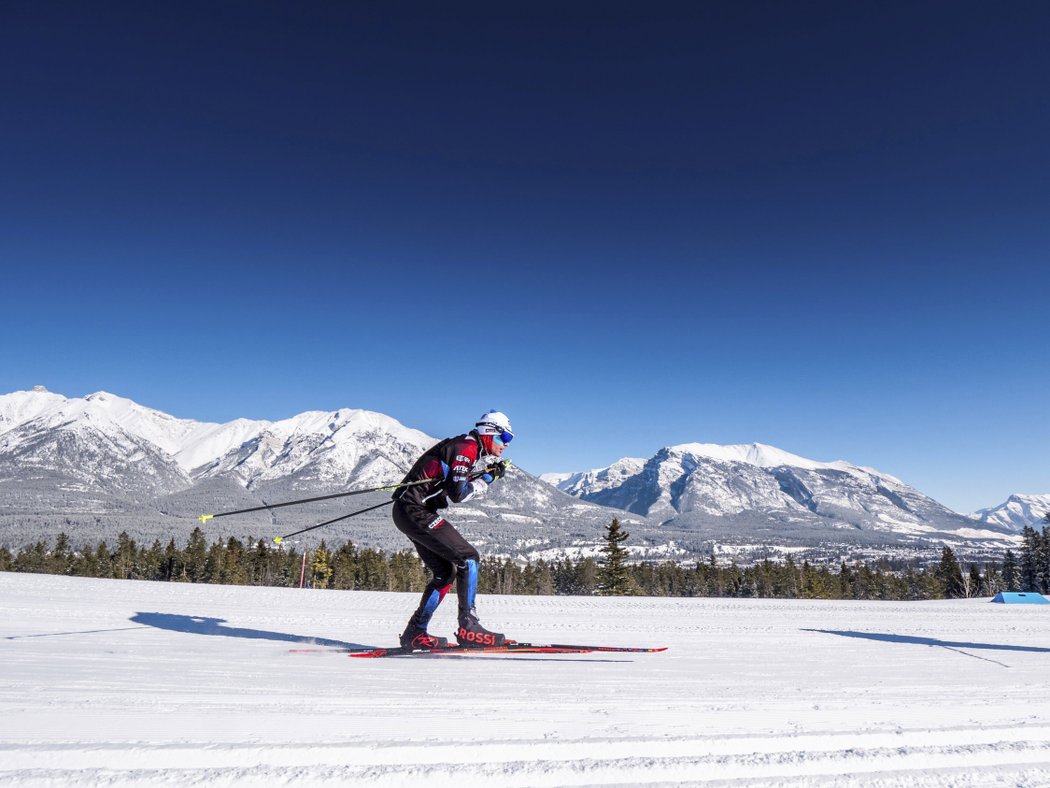 Přes silný mráz si biatlonisté v Canmore mohou užívat krásná panoramata Skalistých hor