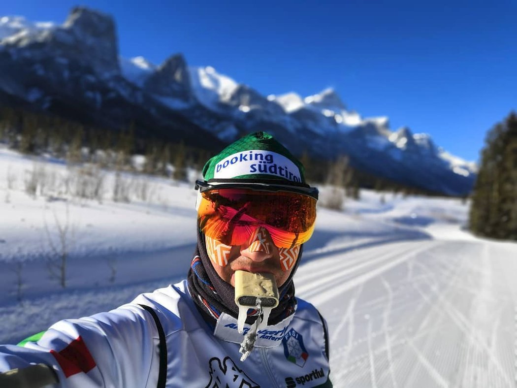 Italský biatlonista Dominik Windisch si rovněž udělal památeční selfie z promrzlého tréninku v Canmore