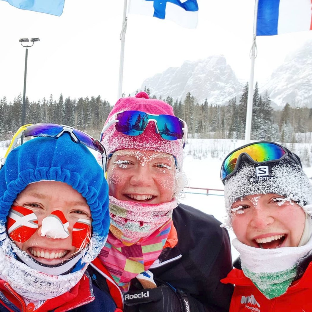 Se silným mrazem mají problém i domácí biatlonistky Emma Lunderová, Sarah Beaudryová a Megan Bankesová