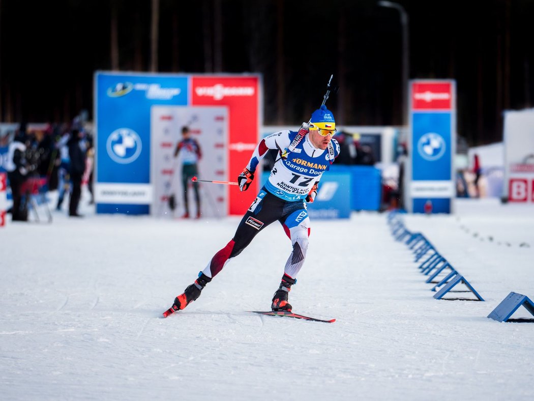 Michal Krčmář při startu do sprintu v Kontiolahti