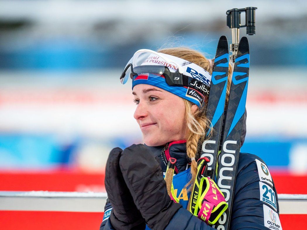 Při ceremoniálu po ženském sprintu jako by Markéta Davidová ani nevěřila, že dopadla tak dobře...