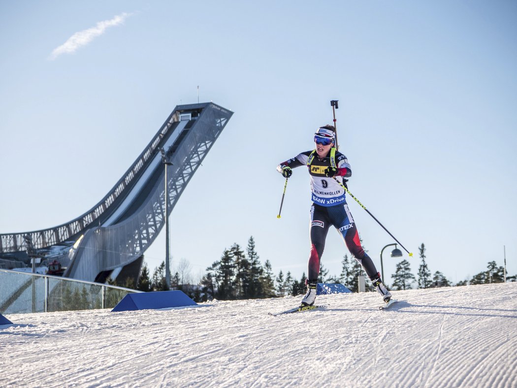 Norský Holmenkollen nabízí závodníkům parádní výhled na skokanské můstky. Veronika Vítková byla ve sprintu nejlepší českou závodnicí, skončila na 23. místě