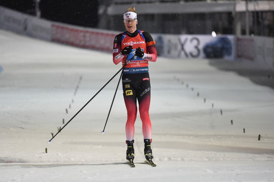 Johannes Thingnes Bö dorazil do cíle s obřím náskokem, Norové ovládli konečné pořadí ve štafetě mužů