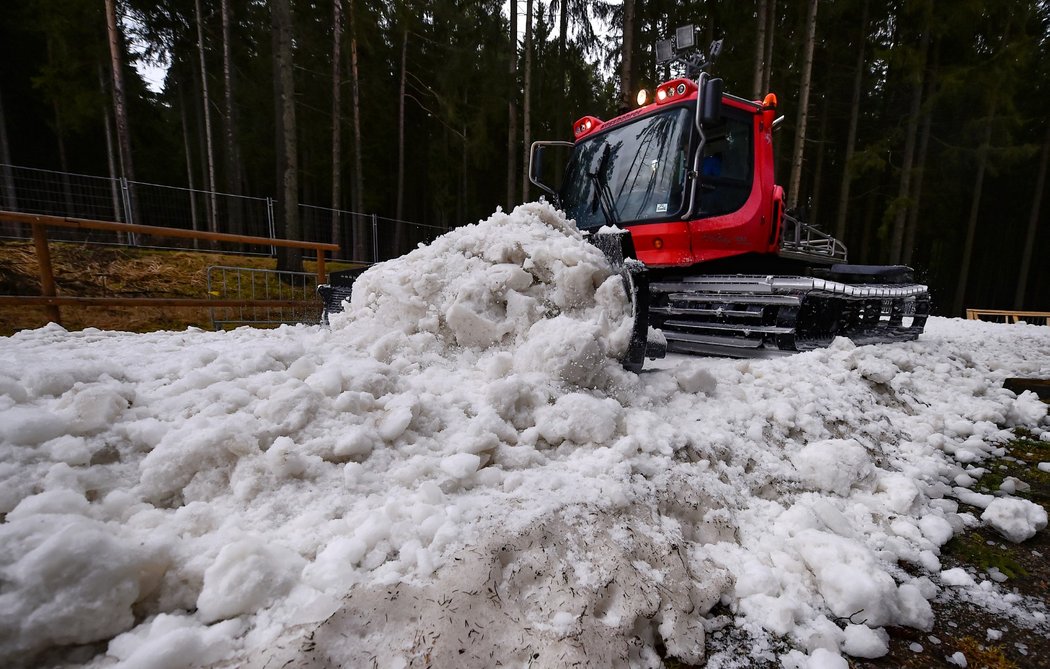 V Novém Městě na Moravě pokračují opravy odtátých tratí sněhem ze sněhového zásobníku