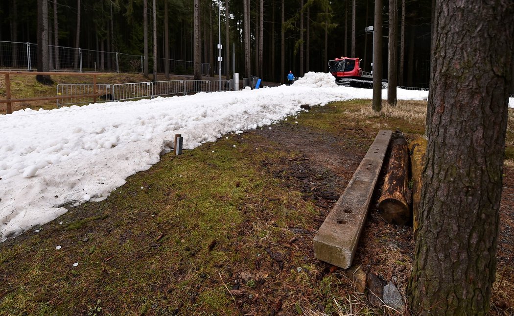 Kvůli příliš teplému počasí musí pořadatelé Světového poháru na Vysočině vytvořit trať