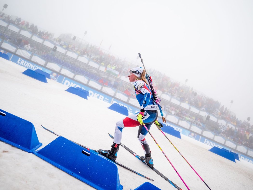 Markéta Davidová chybovala dvakrát na střelnici a sprint v německém Oberhofu dokončila na 23. místě