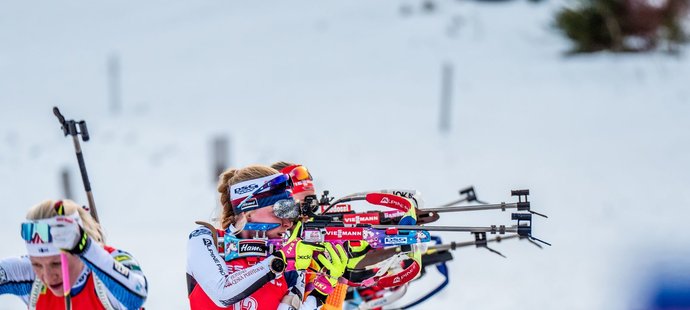 Dvě chyby na střelnici stálo Markétu Davidovou lepší umístění v závodu s hromadným startem v Pokljuce