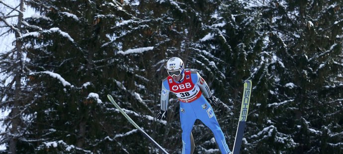 Norský skokan Kenneth Gangnes při svém pokusu na MS v letech na lyžích