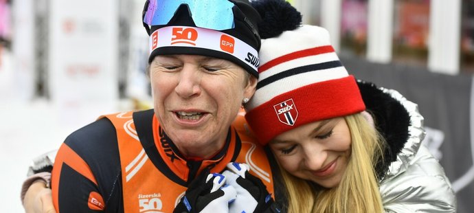 Kateřina Neumannová a její dcera Lucie připomněly při Jizerské padesátce památný moment ze zlatého závodu z olympiády v Turíně