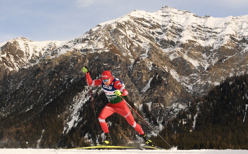 Ruský běžec na lyžích Ilja Semikov při tréninku ve švýcarském Lenzerheide