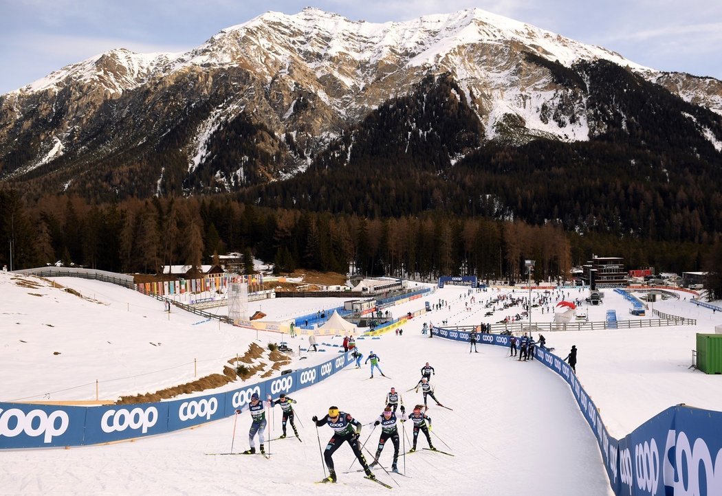 Běžcům na lyžích se ve švýcarském Lenzerheide nabízí úžasný pohled na zasněžené hory
