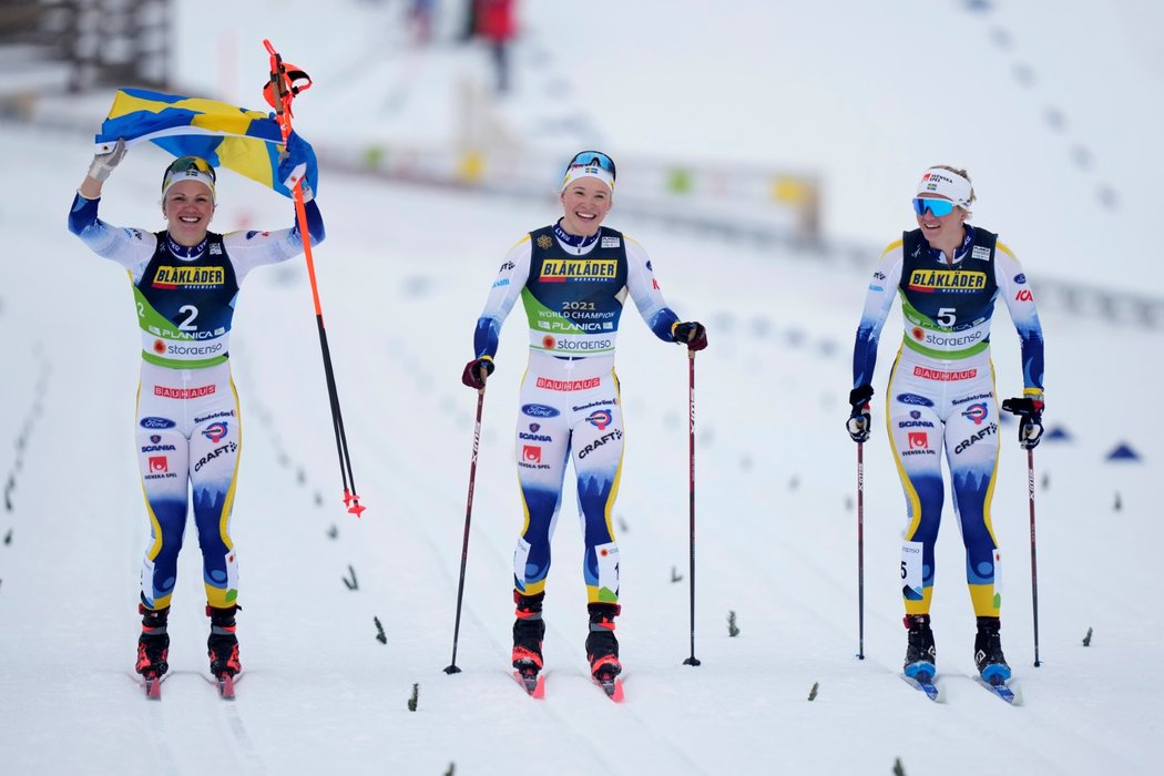 Švédský triumvirát mezi ženami na stupních vítězů. Zleva: Emma Ribomová, Jonna Sundlingová a Maja Dahlqvistová