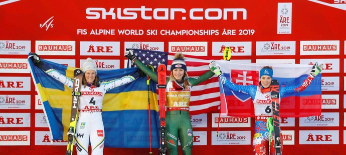 Medailistky ze slalomu na MS v Aare: zleva stříbrná Anna Swennová-Larssonová, vítězka Mikaela Shiffrinová a bronzová Petra Vlhová
