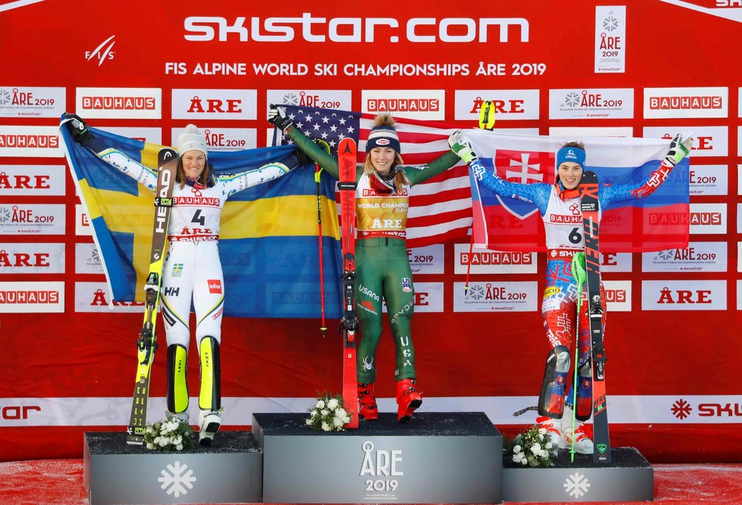 Medailistky ze slalomu na MS v Aare: zleva stříbrná Anna Swennová-Larssonová, vítězka Mikaela Shiffrinová a bronzová Petra Vlhová