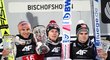 Nejlepší tři skokani závodu v Bischofshofenu: zleva druhý Karl Geiger, vítěz Dawid Kubacki a třetí Marius Lindvik
