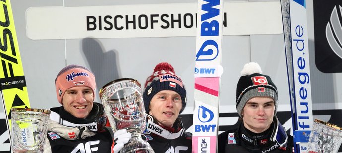 Nejlepší tři skokani závodu v Bischofshofenu: zleva druhý Karl Geiger, vítěz Dawid Kubacki a třetí Marius Lindvik
