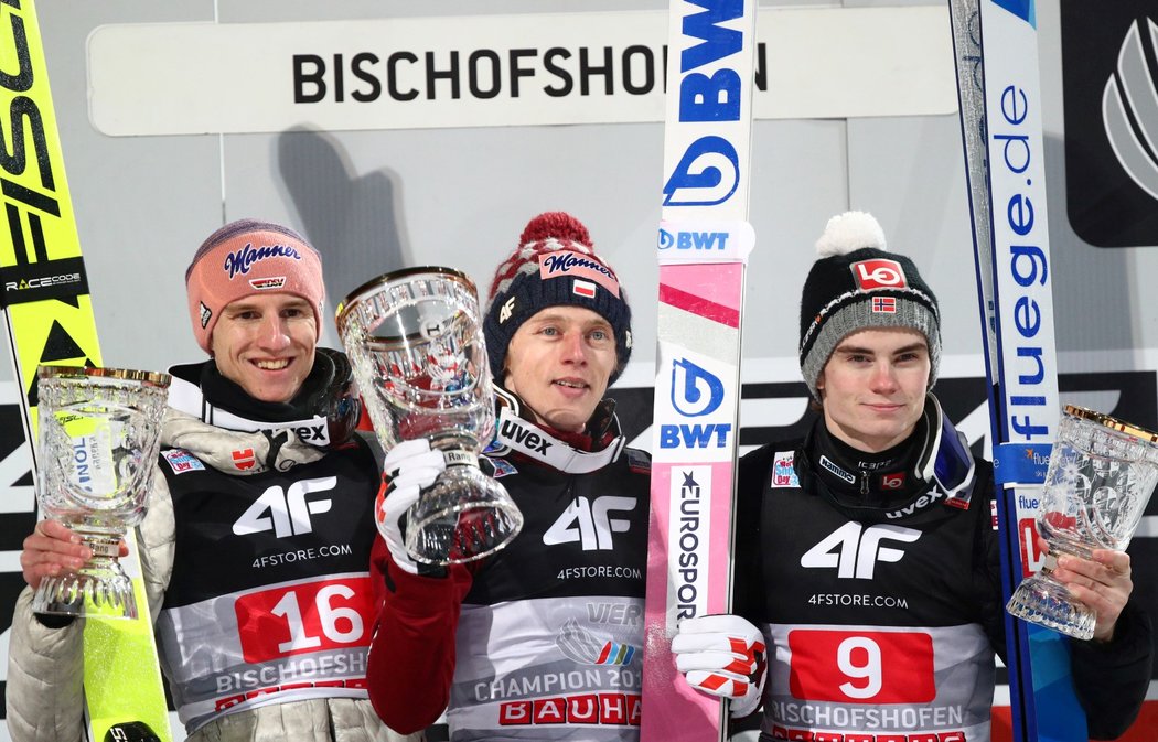 Nejlepší tři skokani závodu v Bischofshofenu: zleva druhý Karl Geiger, vítěz Dawid Kubacki a třetí Marius Lindvik