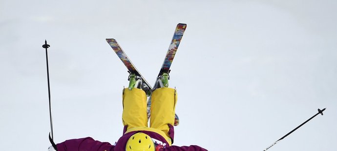 Akrobatická lyžařka Nikola Sudová postoupila na OH v Soči z druhé kvalifikace do večerního finále jízdy v boulích.