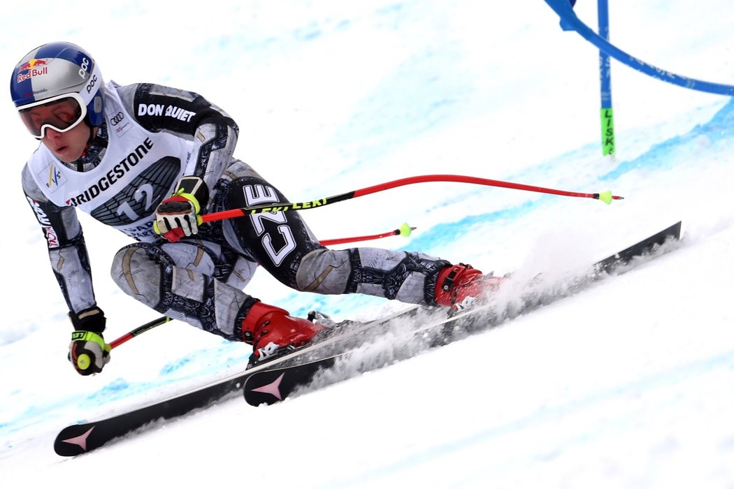 Ještě na druhém mezičase Ester Ledecká vedla, v závěru se ale nevešla do branky a superobří slalom nedokončila