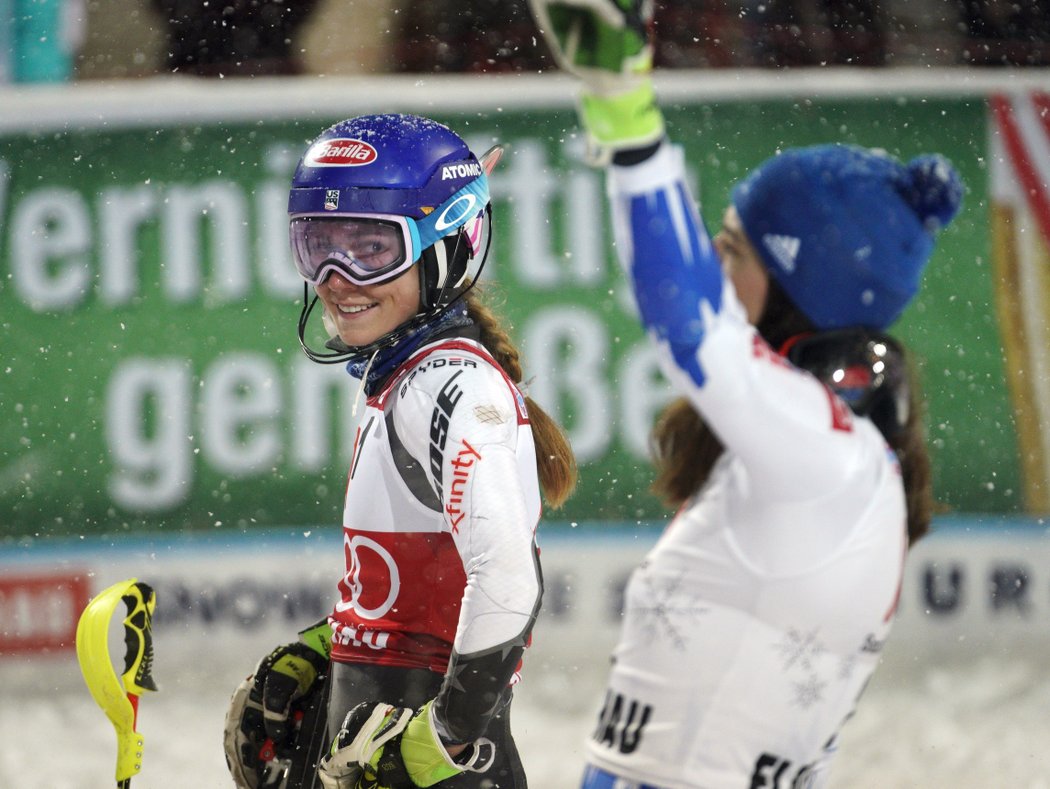 Mikaela Shiffrinová přihlíží radosti vítězky Petry Vlhové