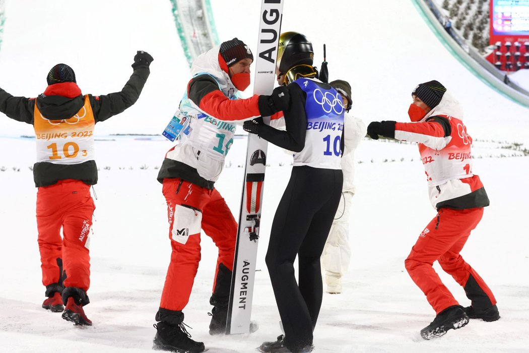 Rakouští skokané na lyžích se radují ze zlatých medailí v týmové soutěži