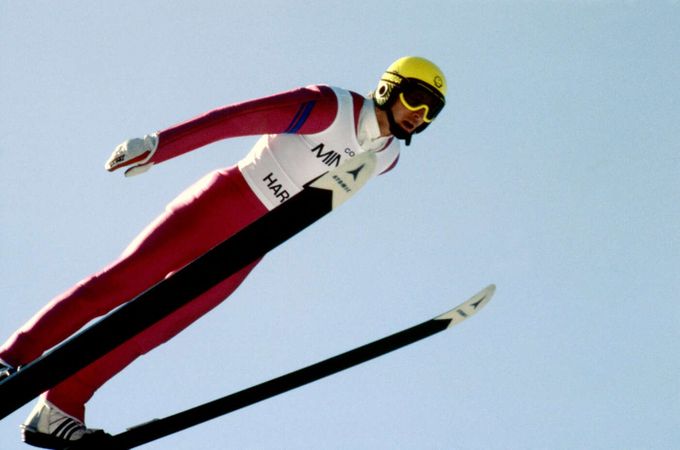 Ruce k sobě, nohy k sobě. Ne! Průkopník Malec vypráví, jak mu zmizely lyže i proč prodal medaili Ruce k sobě, nohy k sobě. Ne! Průkopník Malec vypráví, jak mu zmizely lyže i proč prodal medaili