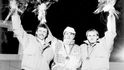 Calgary 1988 po středním můstku: zleva Pavel Ploc, Matti Nykänen a Jiří Malec
