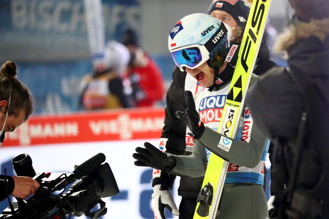 Kamil Stoch se raduje z třetího triumfu v kariéře na Turné čtyř můstků