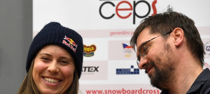 Mistryně světa ve snowboardcrossu Eva Samková (vlevo) a trenér Marek Jelínek na tiskové konferenci v Praze po příletu ze světového šampionátu v americkém Solitude