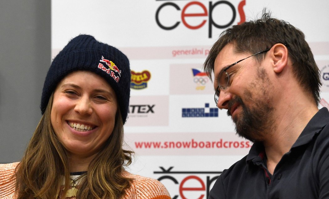 Mistryně světa ve snowboardcrossu Eva Samková (vlevo) a trenér Marek Jelínek na tiskové konferenci v Praze po příletu ze světového šampionátu v americkém Solitude