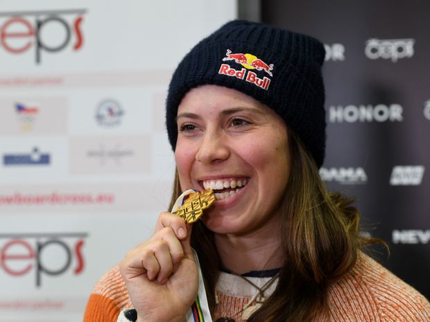 Mistryně světa ve snowboardcrossu Eva Samková na tiskové konferenci v Praze po příletu ze světového šampionátu v americkém Solitude Mistryně světa ve snowboardcrossu Eva Samková na tiskové konferenci v Praze po příletu ze světového šampionátu v americkém Solitude