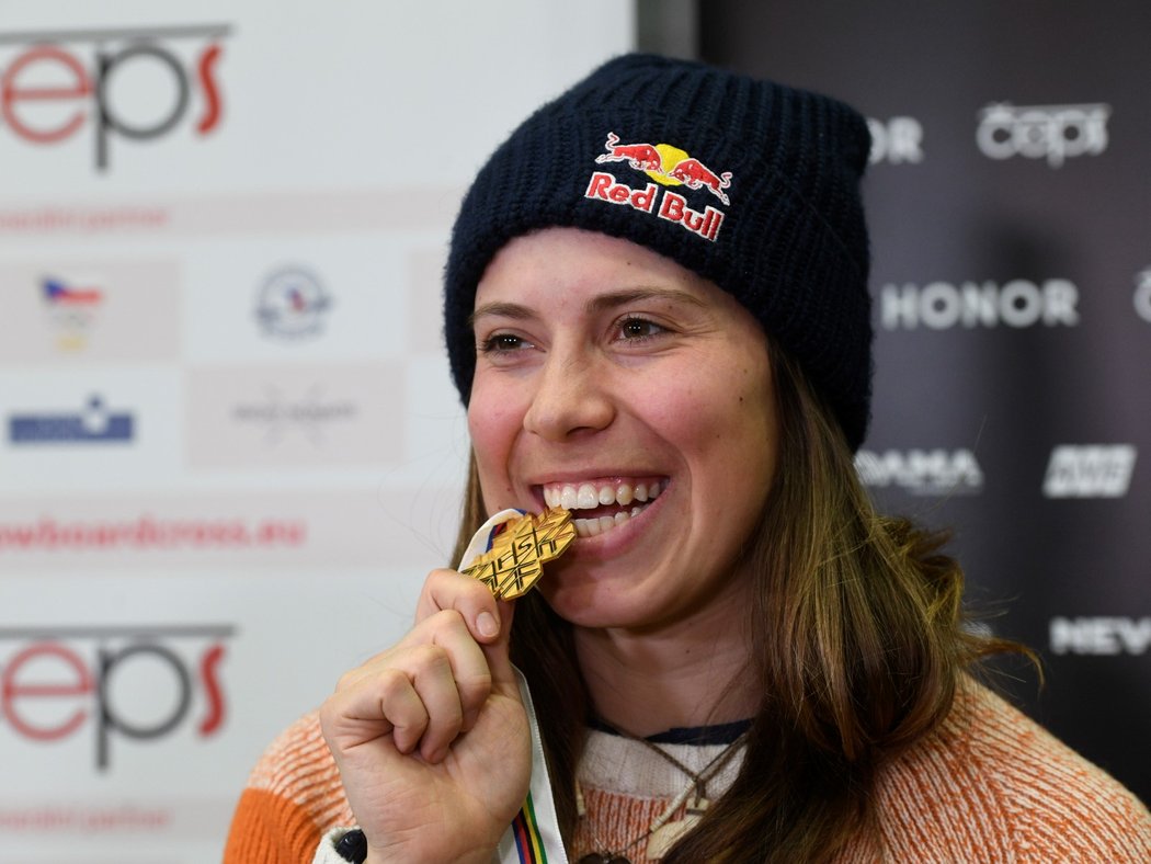 Mistryně světa ve snowboardcrossu Eva Samková na tiskové konferenci v Praze po příletu ze světového šampionátu v americkém Solitude