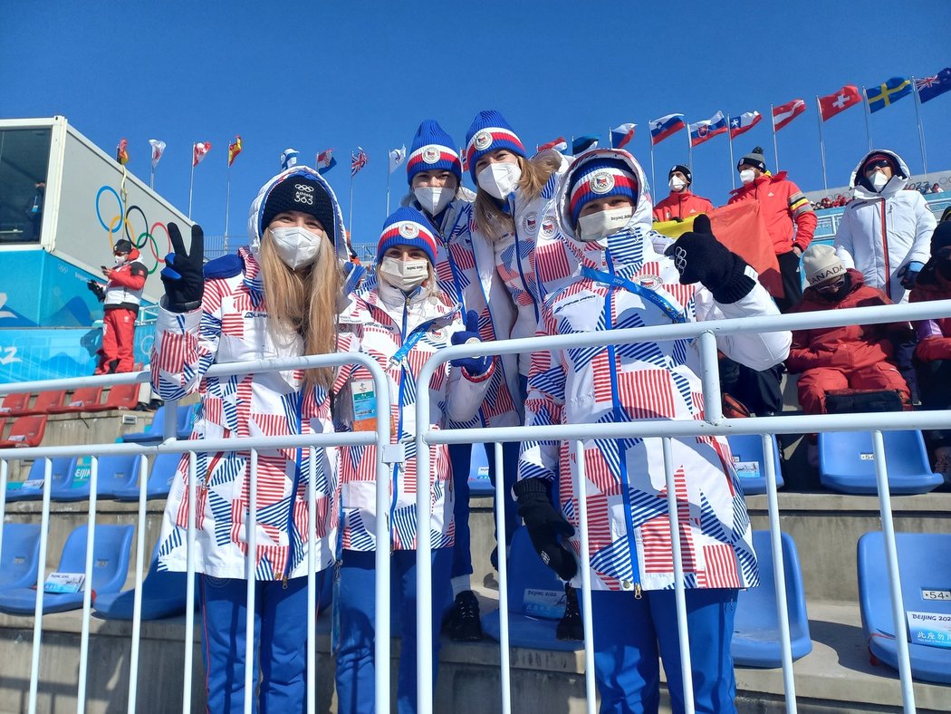 České hokejistky vyrazily na snowboardový big air: zleva Kateřina Bukolská, Tereza Vanišová, Sára Čajanová, Kateřina Mrázová a Dominika Lásková