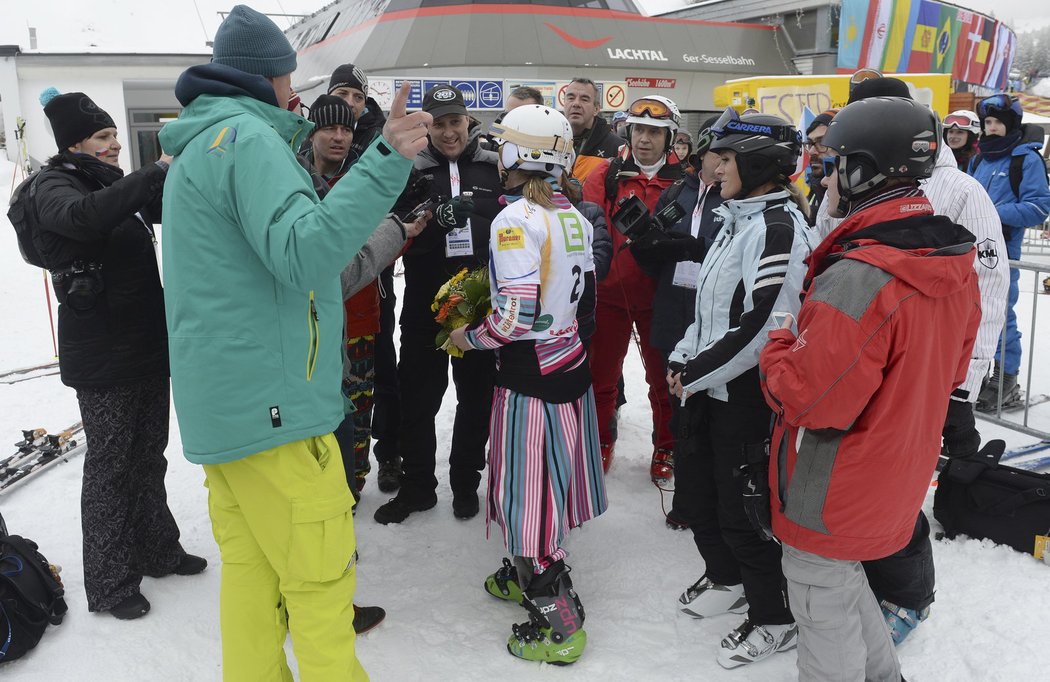 Vítězku Ledeckou po závodě obklopili hned novináři