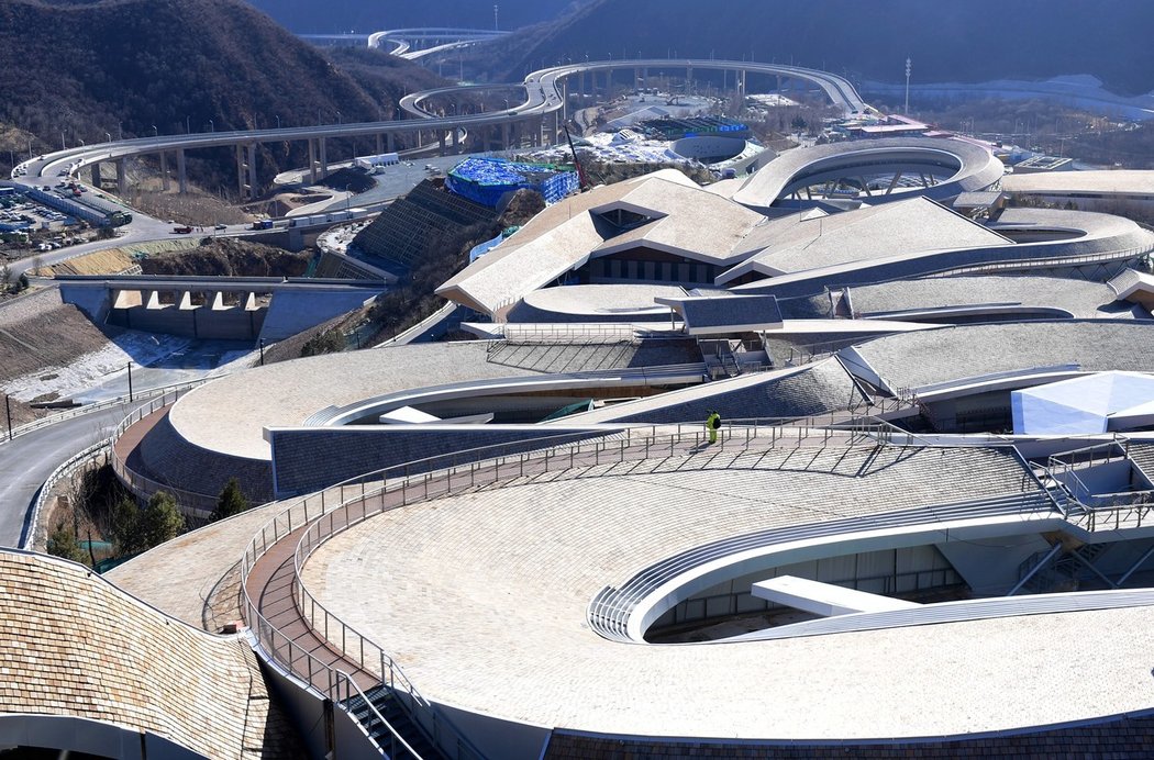 Olympijská dráha pro bobisty a skeletonisty v horském středisku Jen-čching