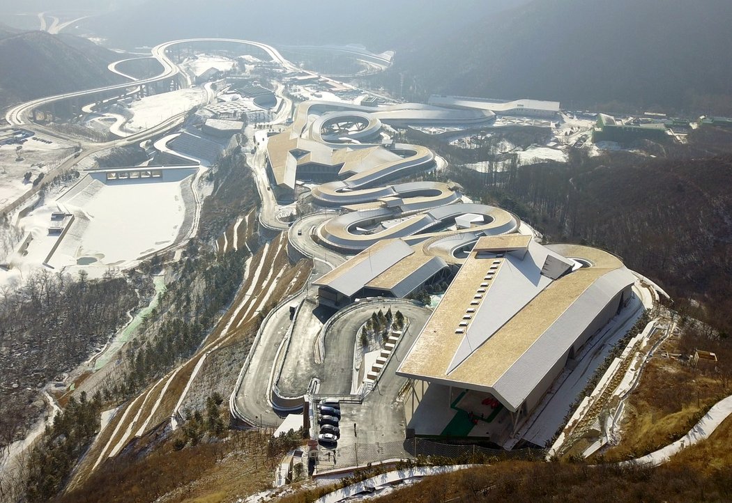 Olympijská dráha pro bobisty a skeletonisty v horském středisku Jen-čching