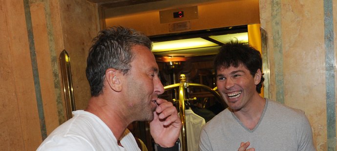 Jaromír Jágr žertuje s Petrem Nedvědem (vlevo) před slavnostním vyhlášením ankety Zlatá hokejka