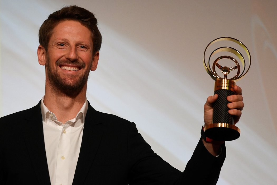 Francouzský pilot formule 1 Romain Grosjean převzal na galavečeru Zlatý volant a zlatá řídítka cenu za celoživotní dílo