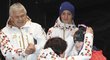 Martina Sáblíková věší na krk zlatou olympijskou medaili malému fanouškovi, který jí přinesl dárek přímo na pödium