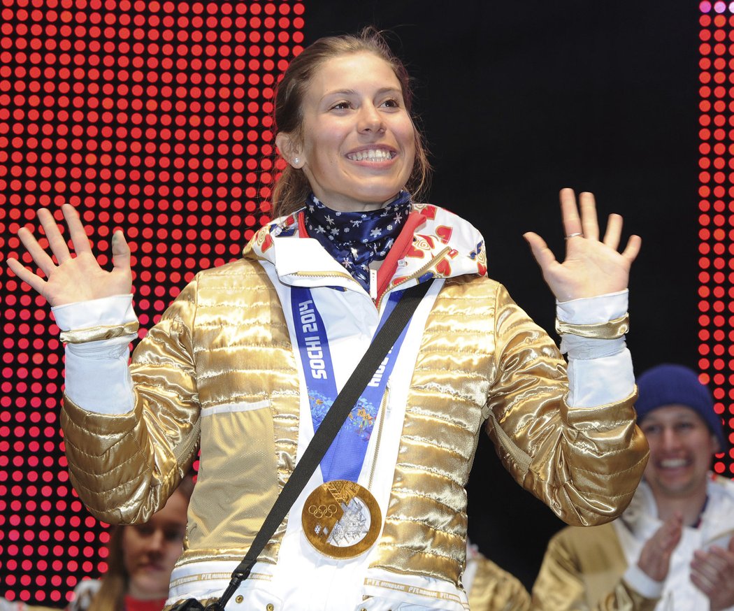 Eva Samková a její zlatá bunda i medaile. Česká snowboarďačka během přivítání na Letné