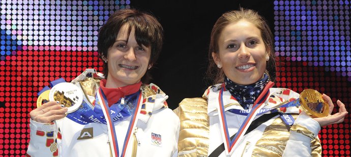 Martina Sáblíková a Eva Samková pózují se zlatými medailemi, které vybojovaly na olympiádě v Soči