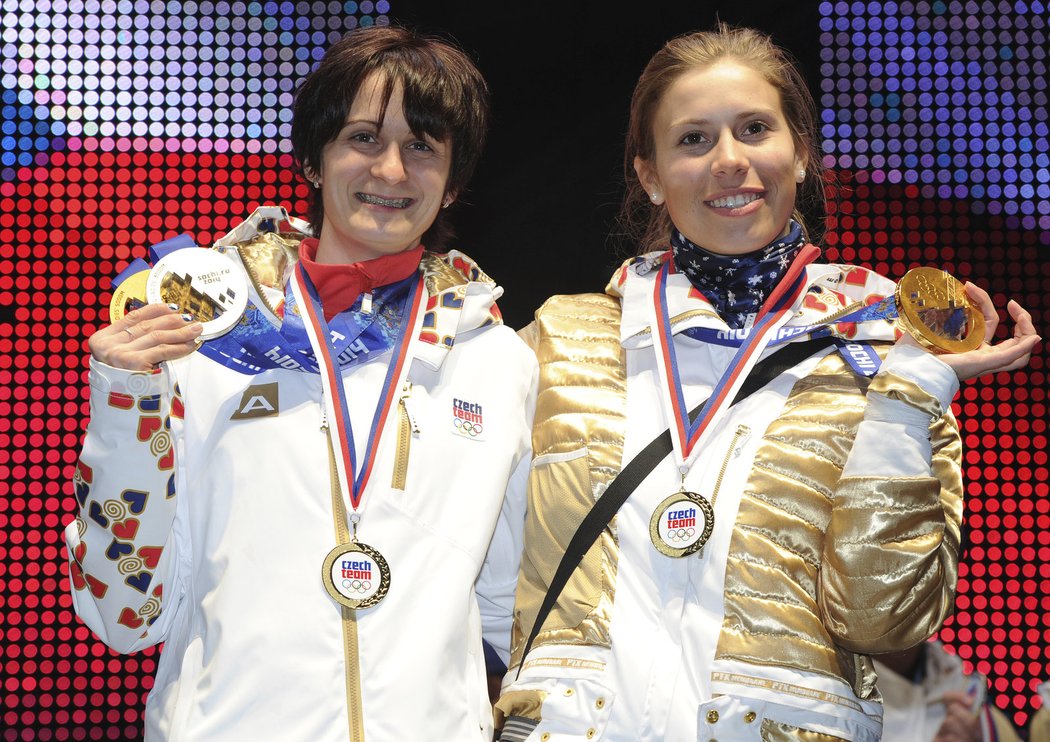 Martina Sáblíková a Eva Samková pózují se zlatými medailemi, které vybojovaly na olympiádě v Soči