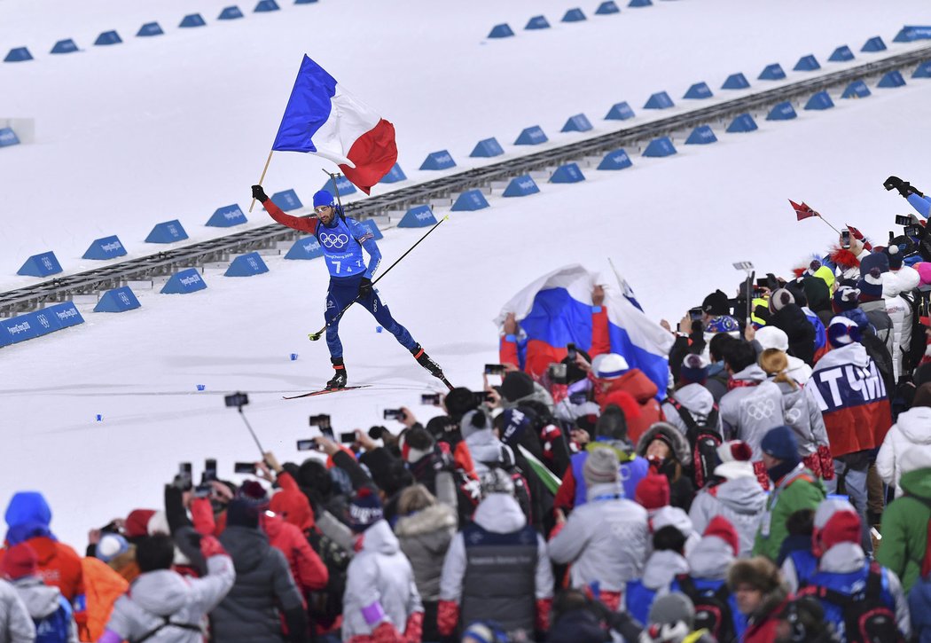 Biatlonista Martin Fourcade dovezl francouzskou štafetu ke zlatu