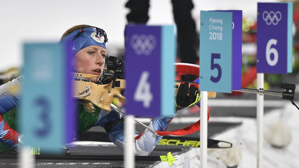 Česká reprezentantka Jessica Jislová na střelnici před závodem ženských štafet