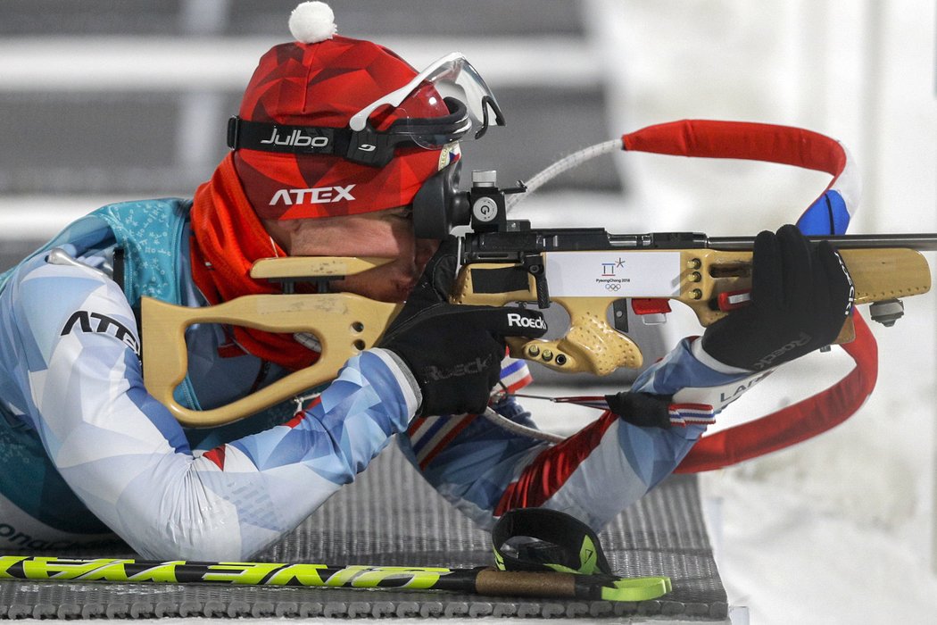 Michal Krčmář na střelnici při olympijské stíhačce