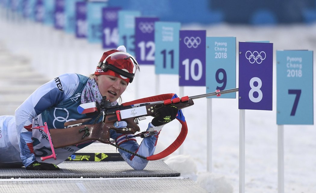 Veronika Vítková na střelnici při vytrvalostním závodu na olympijských hrách
