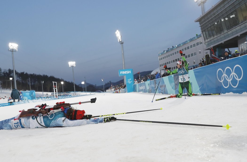 Úplné vyčerpání. Veronika Vítková v cíli vytrvalostního závodu na olympijských hrách