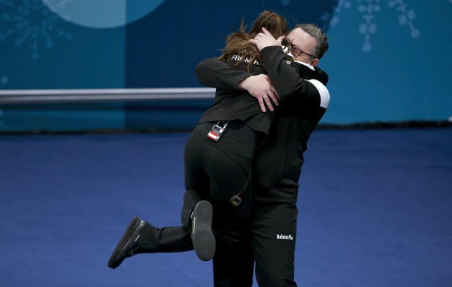 Bronzovou medaili při premiéře curlingu smíšených dvojic na zimních olympijských hrách získali ruští manželé Anastasia Bryzgalovová a Alexandr Krušelnickij