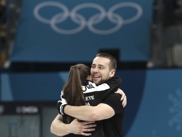 Bronzovou medaili při premiéře curlingu smíšených dvojic na zimních olympijských hrách získali ruští manželé Anastasia Bryzgalovová a Alexandr Krušelnickij