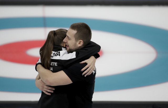 Bronzovou medaili při premiéře curlingu smíšených dvojic na zimních olympijských hrách získali ruští manželé Anastasia Bryzgalovová a Alexandr Krušelnickij